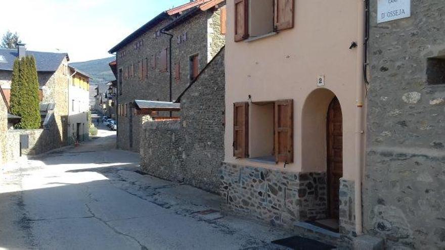 El carrer Osseja de Vilallobent en el punt d&#039;unió amb la plaça Major