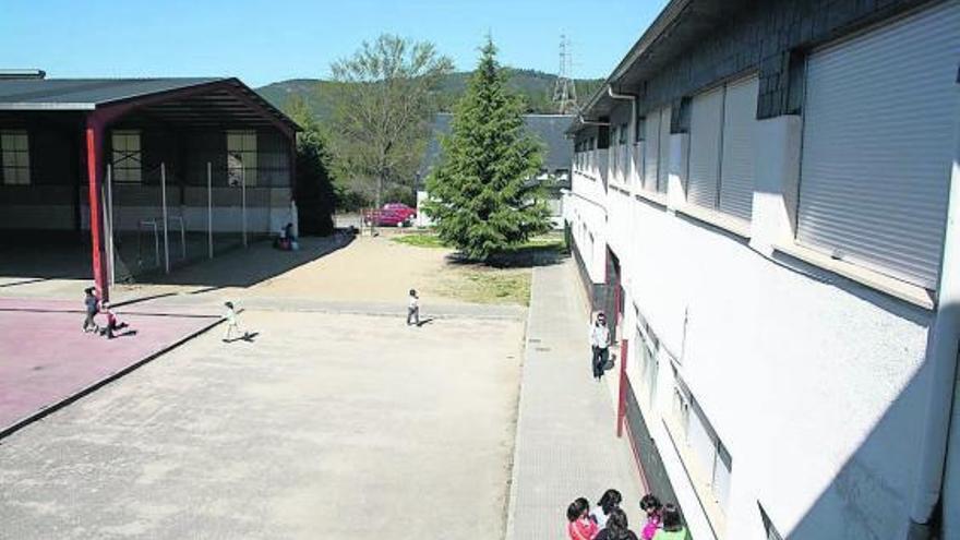 El colegio Tomás Terrón Mendaña de Sobradelo, en Carballeda de Valdeorras, uno de los centros donde impartió clases de Religión el acusado por la Fiscalía de Ourense.  // FdV