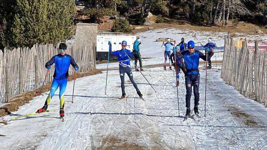Diversos integrants d&#039;un equip que practica esquí nòrdic, a la zona de la base de l&#039;estació de Lles (Cerdanya)