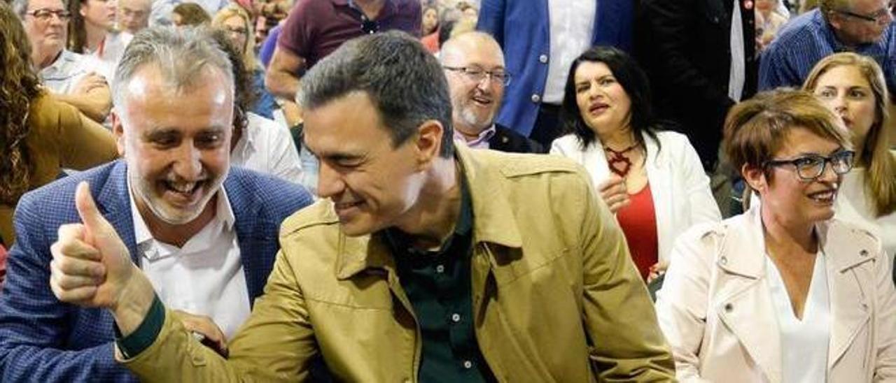 Pedro Sánchez guiña un ojo durante un acto del PSOE con el exdiputado Juan Bernardo Fuentes Curbelo, el ‘tito Berni’, asomando tras su hombro.