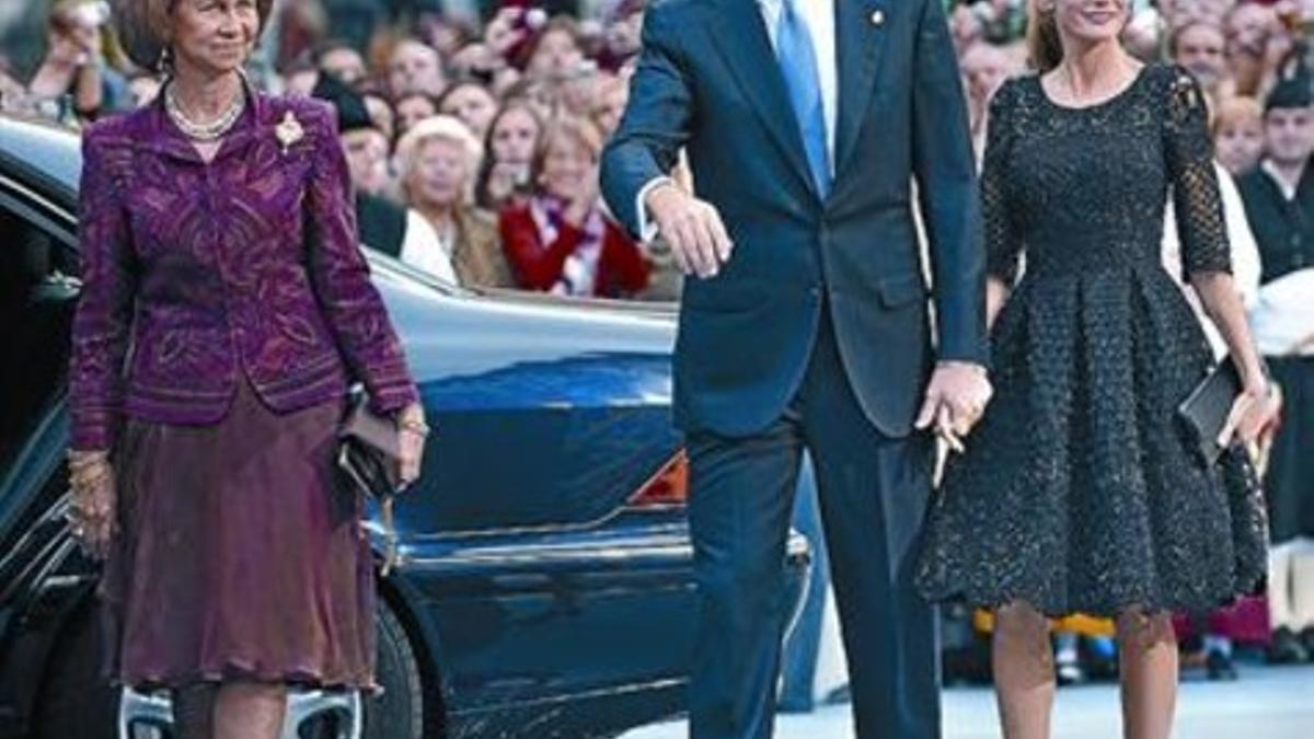 Felipe y Letizia, ayer por la mañana. A la derecha, la Reina y los Príncipes, a su llegada, por la tarde, al teatro Campoamor de Oviedo.