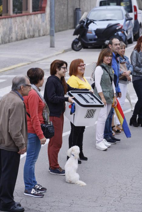 Milers de persones en la cadena humana de Sant Julià de Ramis a Aiguaviva per commemorar l'1-O