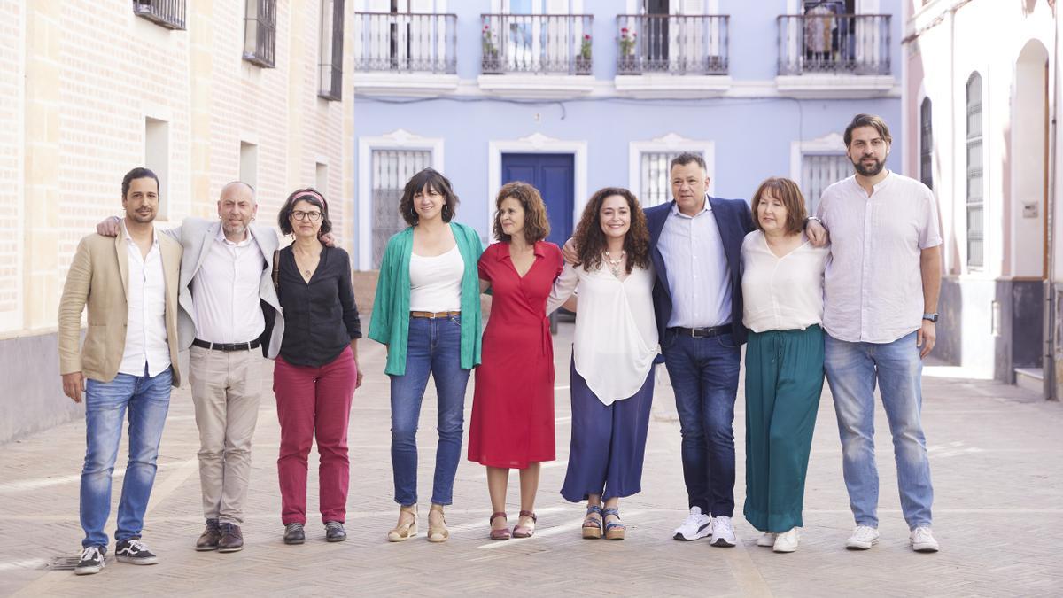 La candidata del grupo, Inmaculada Nieto, (4d), posa con los compañeros durante la presentación de la coalición Por Andalucía.