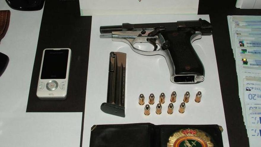 La pistola «Pietro Beretta» que la Policía localizó en el domicilio de la cómplice del ladrón «discreto».
