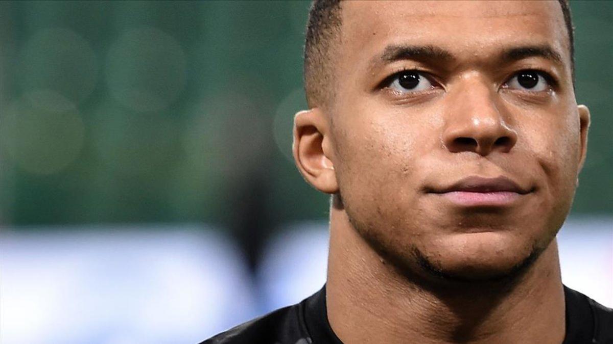 Mbappé, durante el calentamiento del PSG este fin de semana