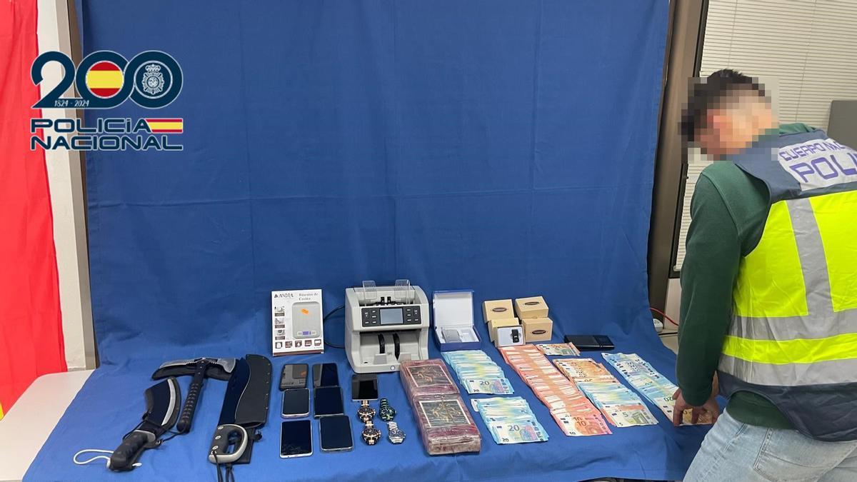 Dinero y armas blancas intervenidas a los detenidos.