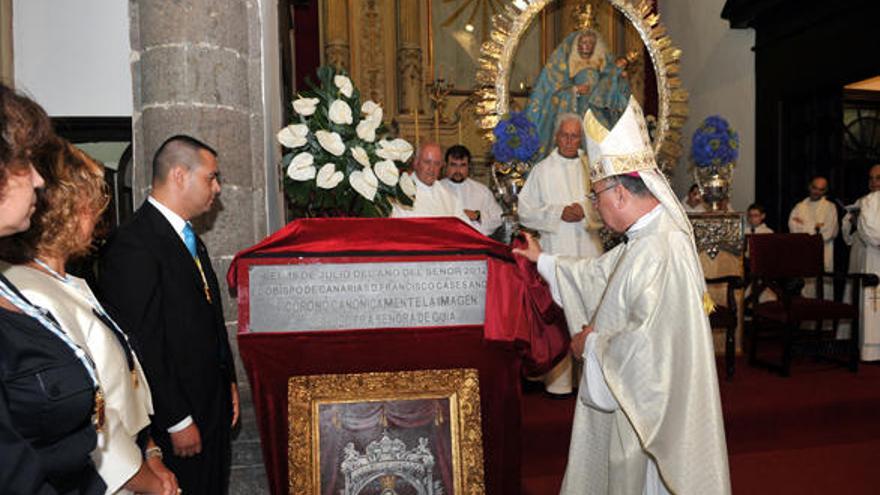 El obispo Francisco Cases descubre la placa de la coronación canónica de la imagen de Nuestra Señora de Guía, junto al alcalde Pedro Rodríguez. | paco luis mateos