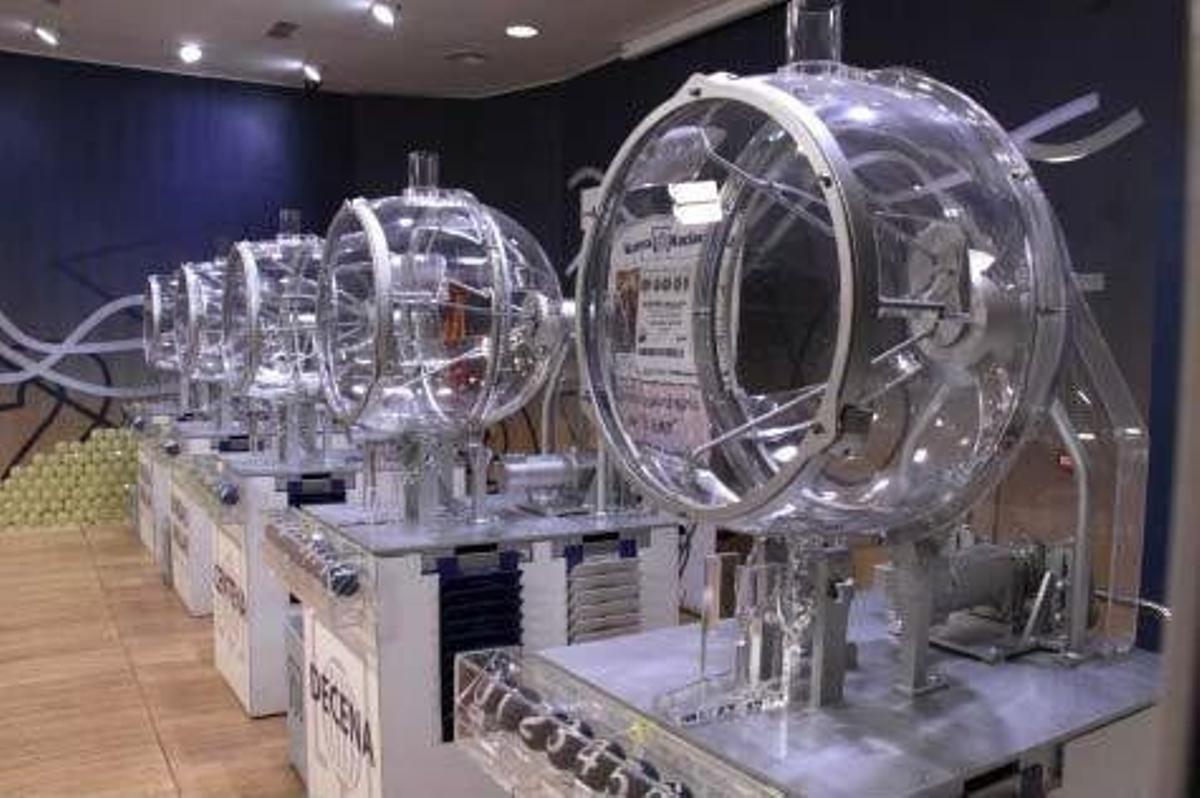 Bombos del Sorteo de "El Niño". // E.P.02/01/2014 Bombos Lotería del Niño. Los Técnicos del Ministerio de Hacienda (Gestha) piden que los premios de loterías que ganen las empresas tributen igual que los premios de los particulares, que cuando superan los 2.500 euros están gravados al 20%. SOCIEDAD CASTILLA-LA MANCHA ESPAÑA EUROPA TOLEDO EUROPA PRESS/LAE bombos loteria nino. LOTERIAS. LOTERIA NACIONAL. SORTEO EXTRAORDINARIO DE " EL NIÑO ". BOMBOS