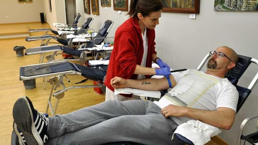 Juan Manuel González, donando sangre ayer en Navia.