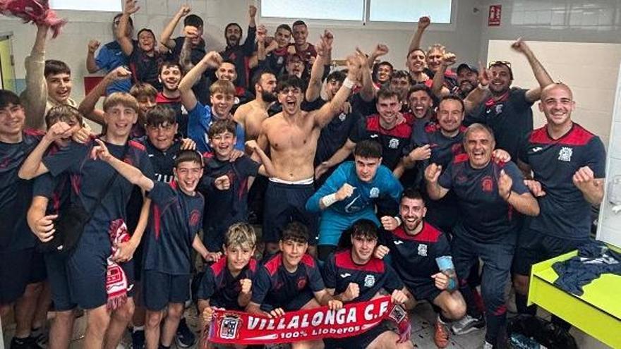 El Villalonga CF celebra en el vestuario su importante triunfo en Ròtova