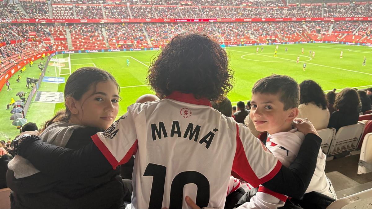 Mara y Marcos Martínez junto a su madre Ana, ayer en El Molinón