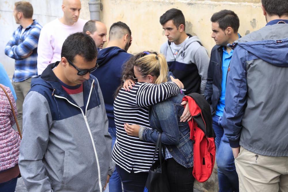 Emotivo minuto de silencio de los vecinos de Cudillero al recordar al joven fallecido David Carragal