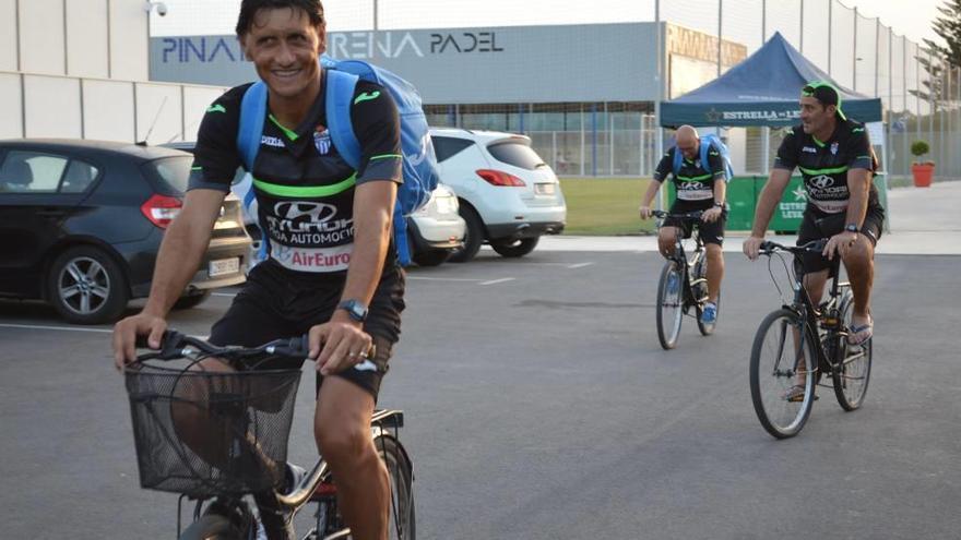 El entrenador argentino Gustavo Sivieron, en primer plano, mientras pasea en bicicleta por tierras murcianas junto con su cuerpo técnico, que le sigue detrás también sobre dos ruedas.