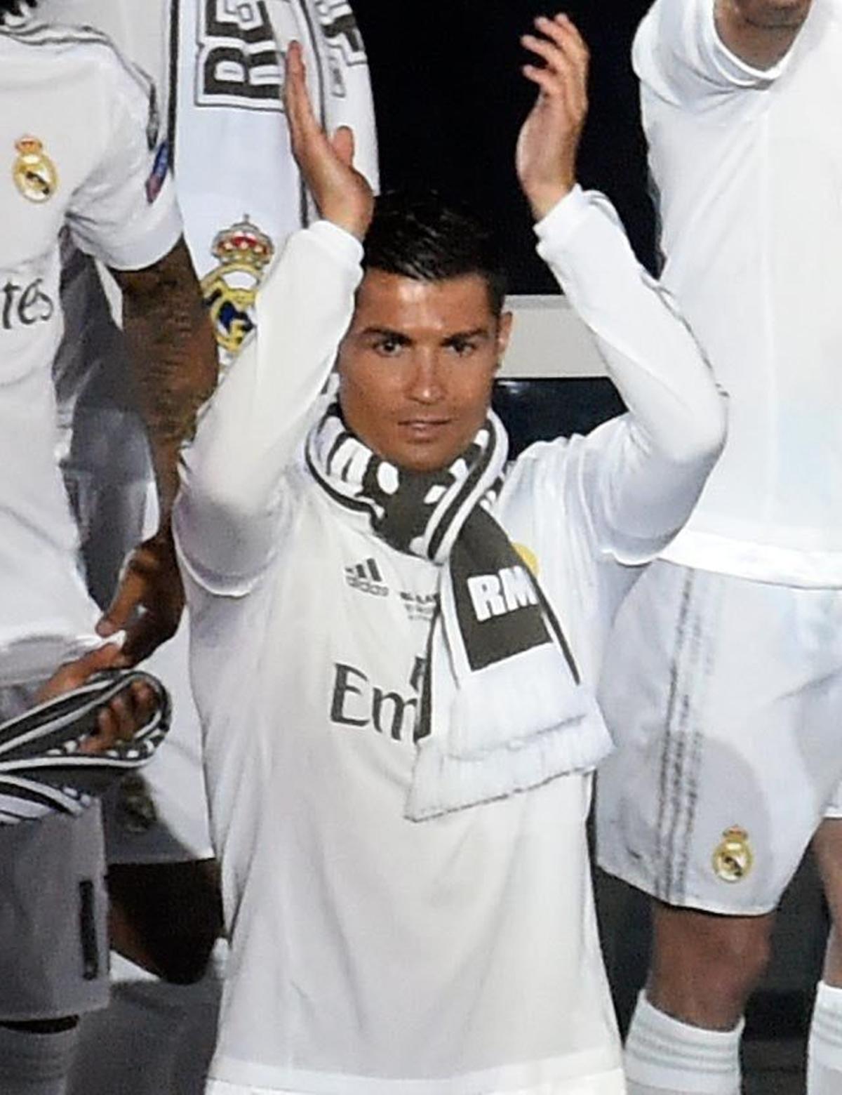 Cristiano Ronaldo aplaude sobre el escenario del Bernabéu