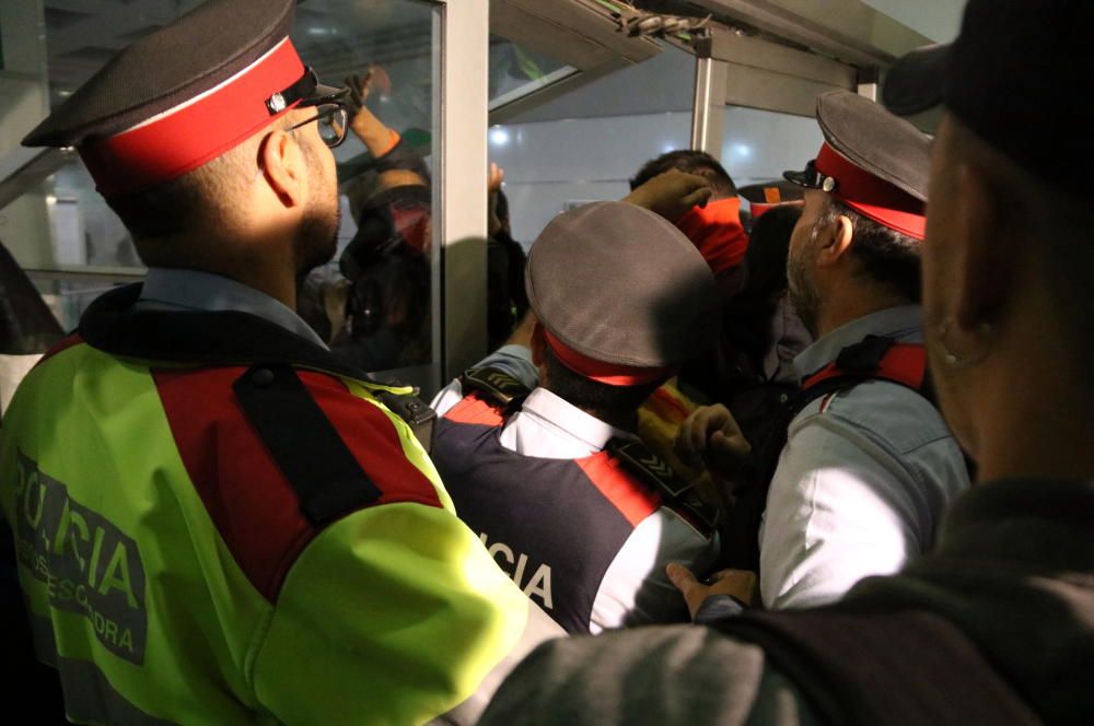 Envaeixen les vies del TAV a Girona en l'anivesari de l'1-O