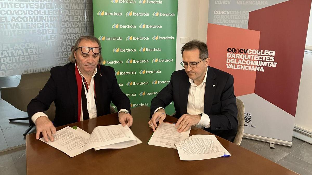 Luis Sendra y Joaquín Longares durante la firma del acuerdo.