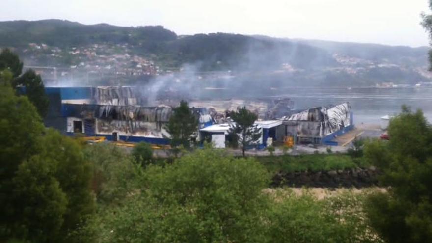 La nave de Fandicosta, aún humeante, 20 horas después del incendio