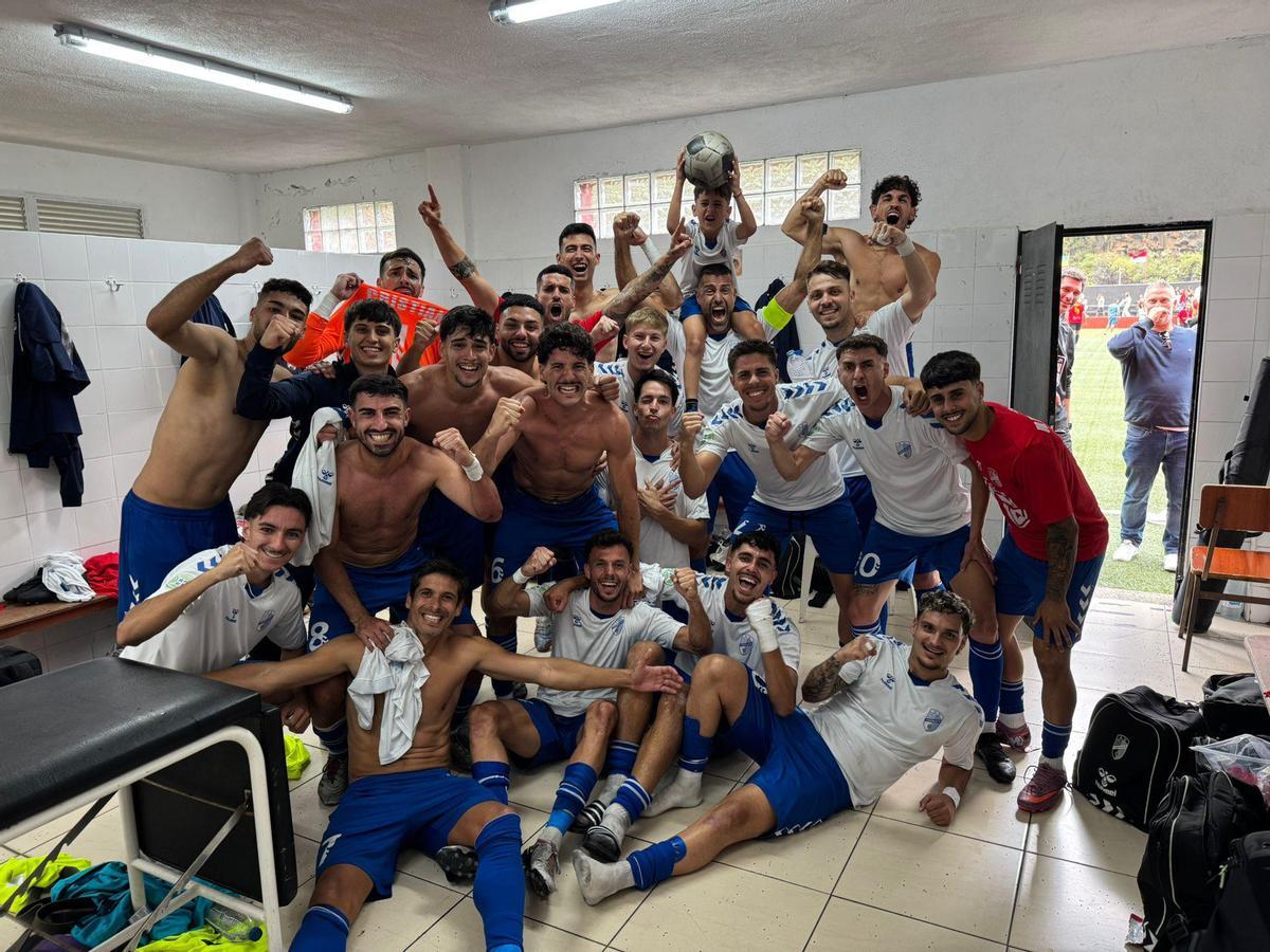 Imagen de la celebración de los jugadores del Tamaraceite tras ganar su eliminatoria ante el 'Mensa'.