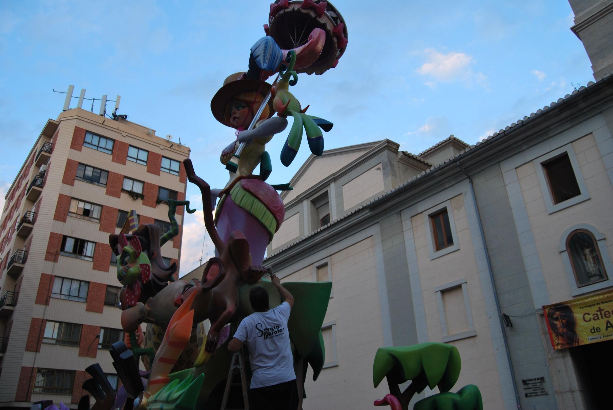 Las mejores imágenes de la 'plantà' de las fallas en Burriana