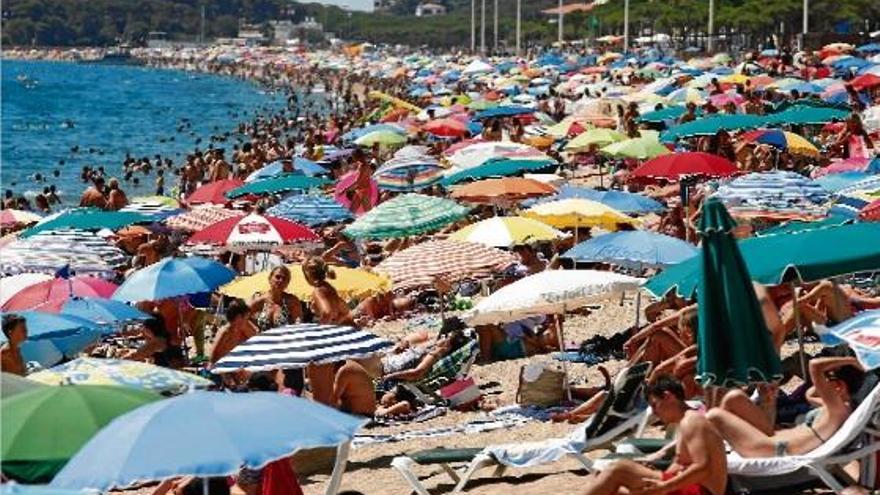 Gran nombre de turistes a la platja durant una de les onades de calor del mes de juliol a Platja d&#039;Aro.