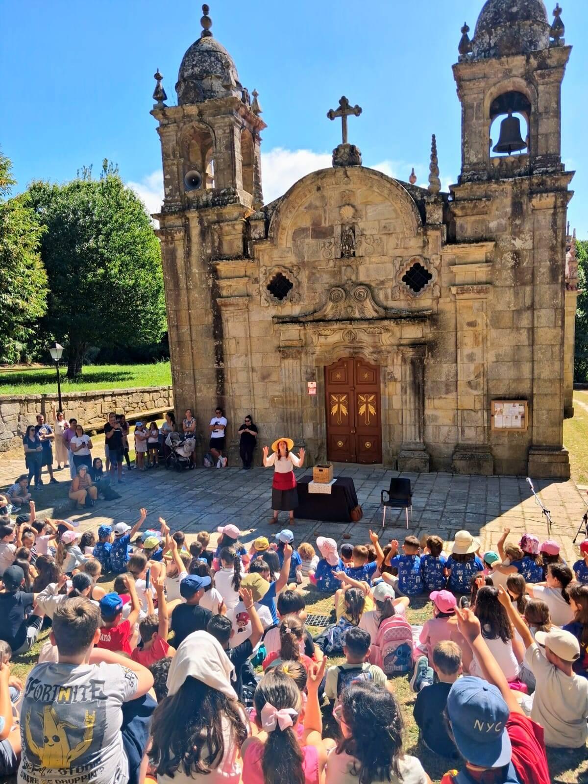 Festival de alumnos de San Roque de Cangas en el atrio de Darbo.