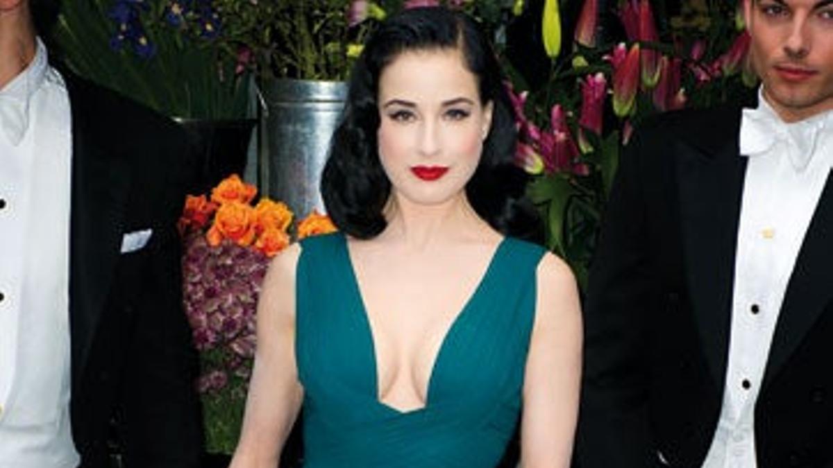 Dita Von Teese seduce con sus 5 looks vintage