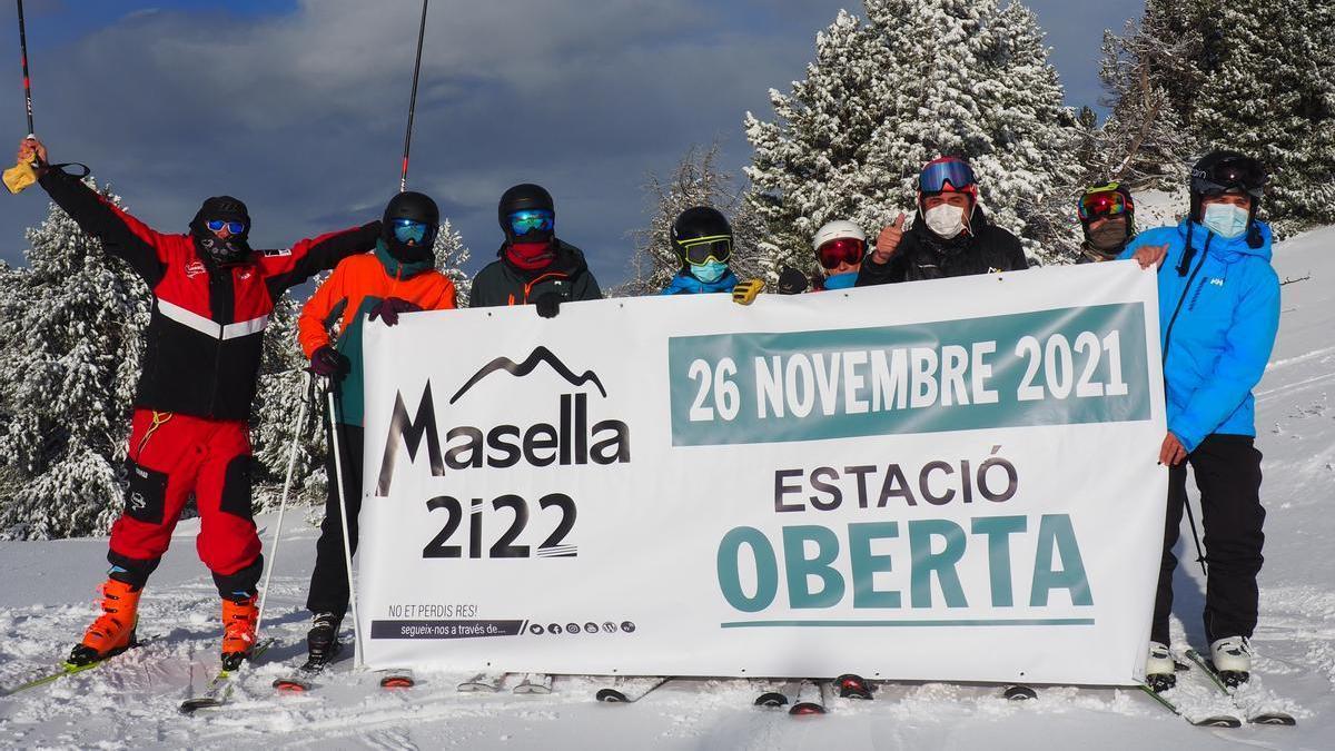 Personal de Masella amb la pancarta tradicional del primer dia d&#039;esquí