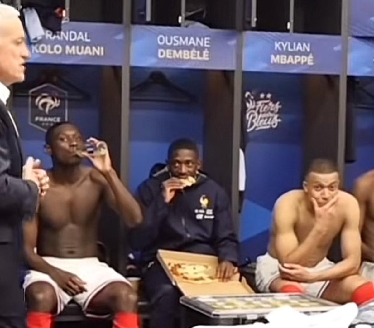 Dembélé degusta una pizza tras su último partido con Francia.