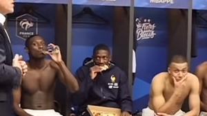 Dembélé degusta una pizza tras su último partido con Francia.