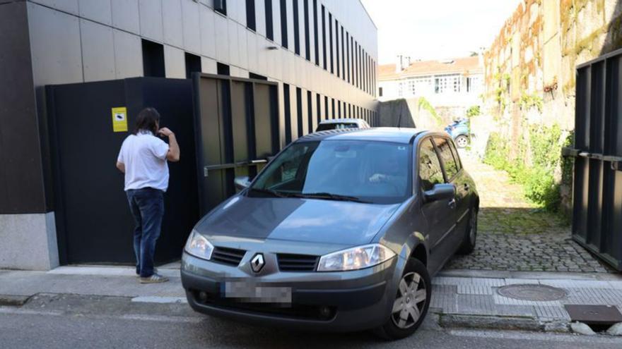 Prisión para la presunta incendiaria de 21 coches en el casco viejo de Tui