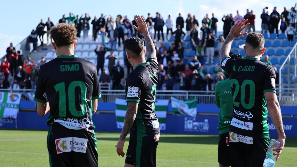 Los jugadores del Córdoba CF se despiden de los aficionados en el Estadio Balear.