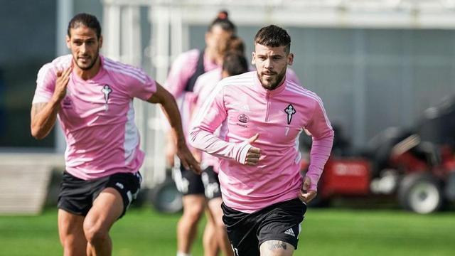 Carles Pérez y Paciencia, durante un ejercicio en el entrenamiento de ayer en la ciudad deportiva.