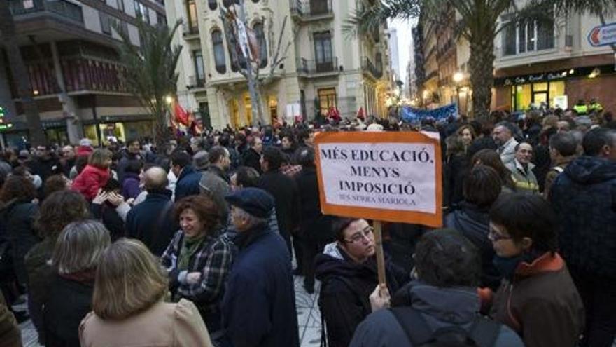 Una imagen de la manifestación contra los recortes educativos, hoy, en Alicante
