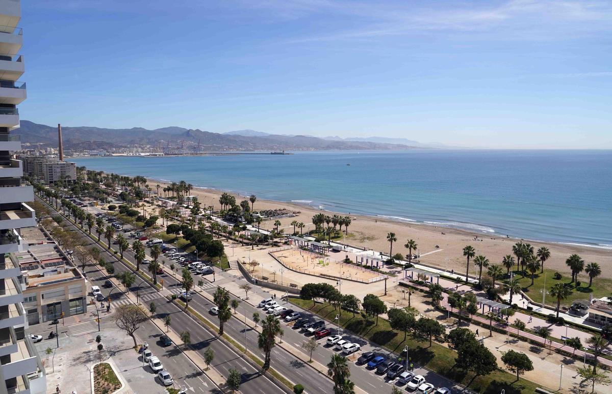 MLG 11-04-2024.-Vistas de la barriada de Sacaba donde están construyendo la tercera torre de viviendas de Málaga Towers, cerca de la playa de la Misericordia y Sacaba