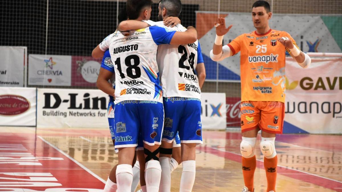 Los futbolistas del Wanapix celebran uno de los goles