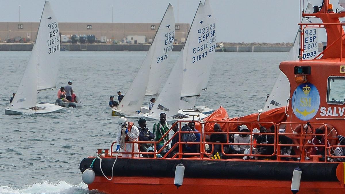 Salvamento Marítimo rescata a 26 migrantes en aguas canarias (25/03/21)