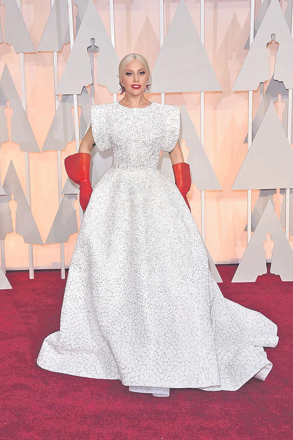 Los guantes rojos de Lady Gaga, carne de memes en los Oscar 2015.