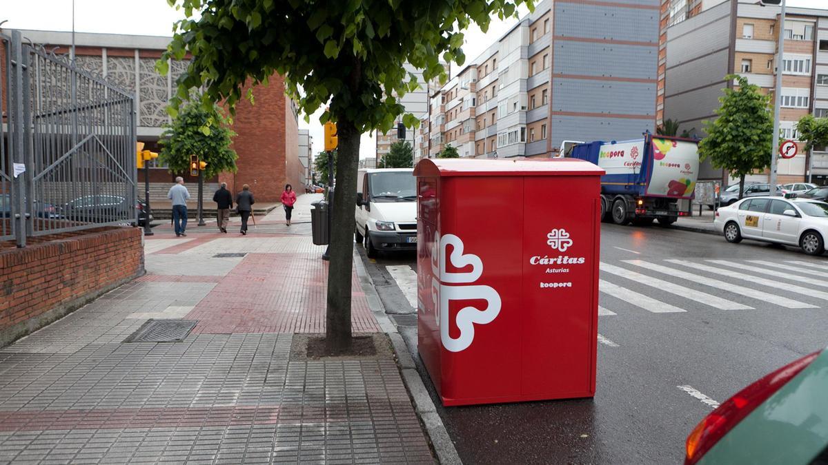 Un contenedor de recogida de ropa, en Pumarín
