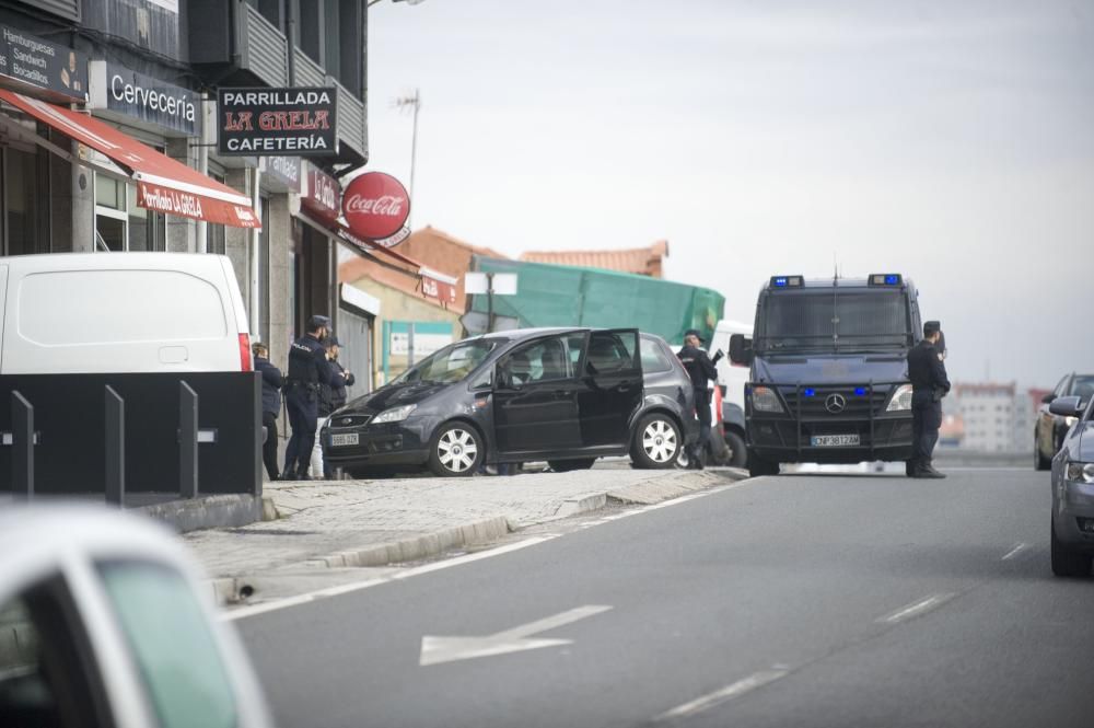 Varias unidades policiales realizaron un importante despliegue en las viviendas de San José, situadas entre los concellos de A Coruña y Arteixo, durante una investigación contra el tráfico de drogas.