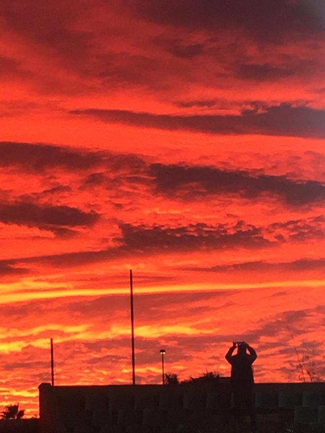 Candilazo o arrebol espectacular en el cielo de València durante el atardecer del 27 de diciembre.