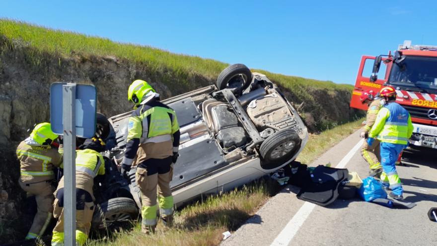 Herida tras volcar su coche a la salida de Cáceres