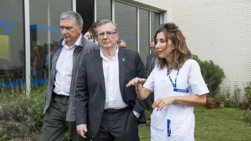 Francisco del Busto, en el centro, durante una visita al centro de salud mental de La Corredoria. lne