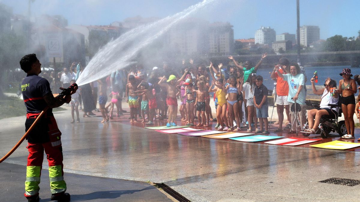Cadena humana y manguerazo por la esclerosis múltiple en Vigo.