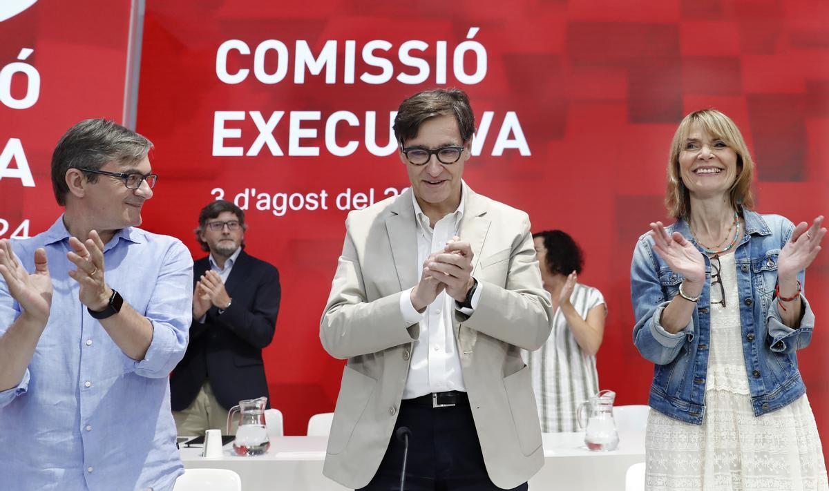 El secretario del área de Organización y Acción Electoral del PSC, José Luis Jimeno, el primer secretario del PSC, Salvador Illa, y la presidenta de la Diputación de Barcelona y viceprimera secretaria del PSC, Lluïsa Moret, durante la comisión ejecutiva del PSC.