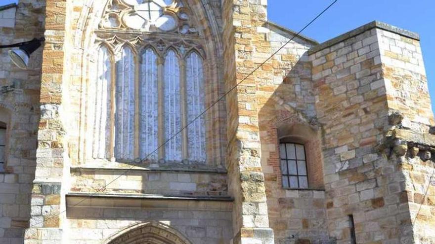 Varios hombres observan la puerta vallada de San Juan.