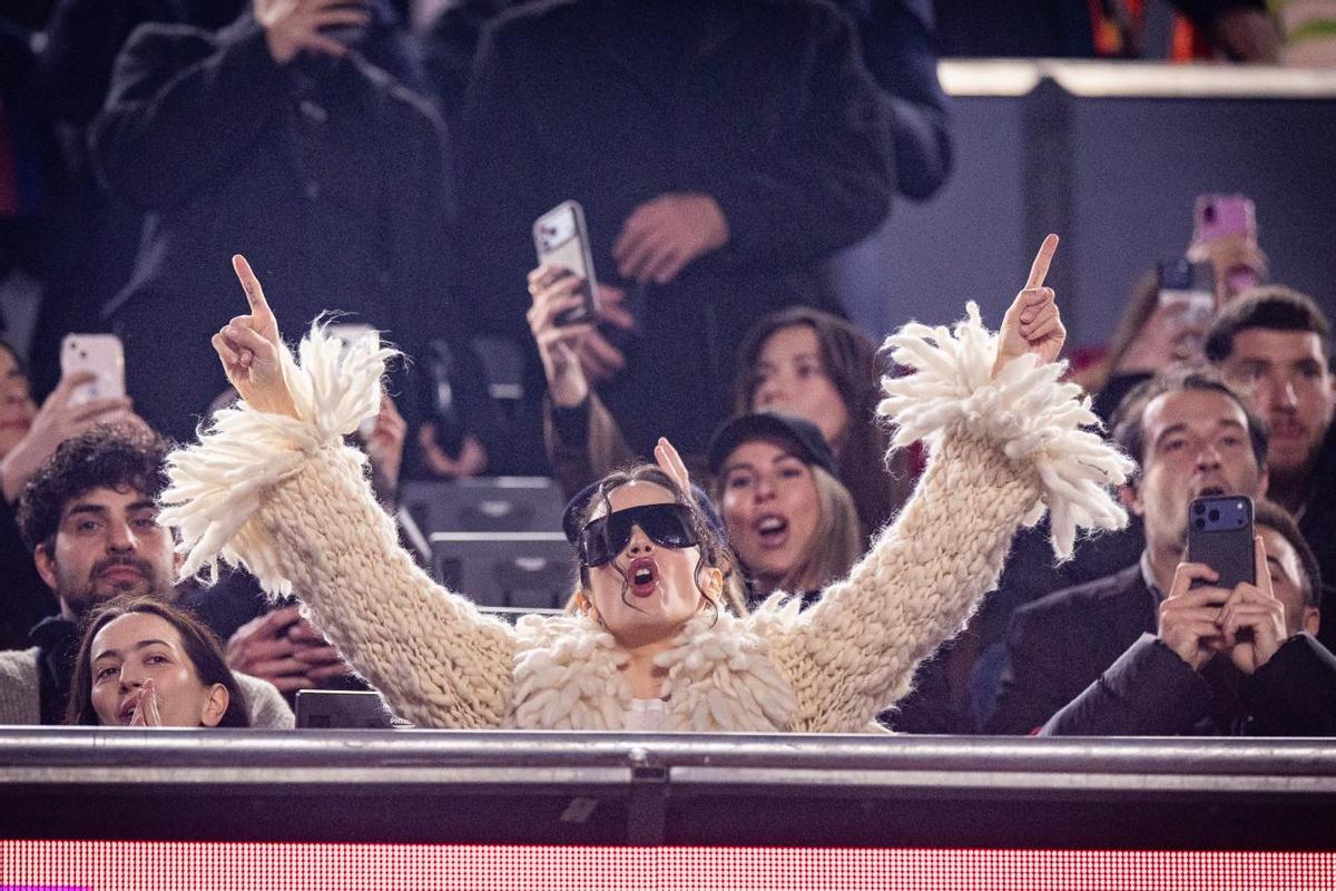 Rosalía, muy pendiente