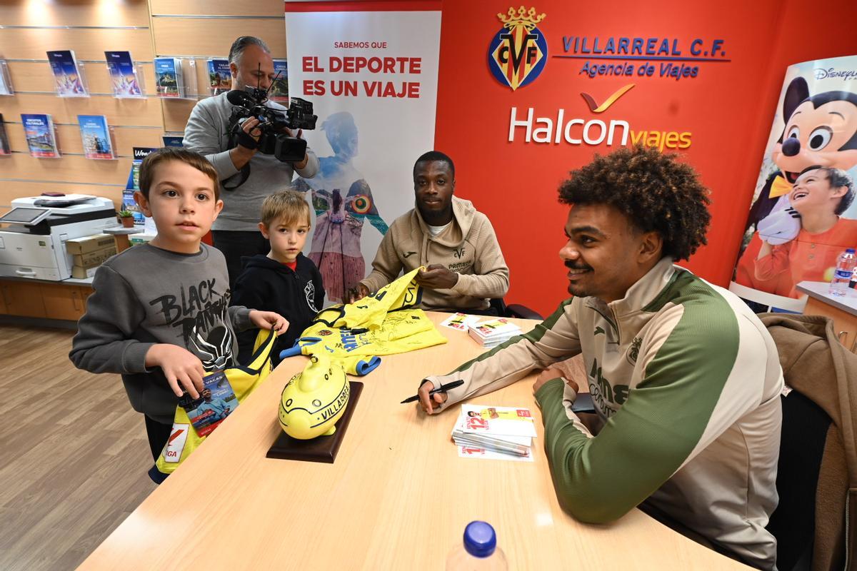 Galería | Baño de masas de Nicolas Pepe y Renato Veiga en Vila-real