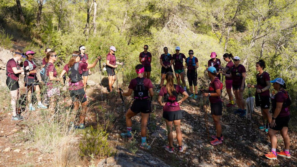 Varias imágenes de las actividades de senderismo y charlas en la montaña durante el campus femenino de trail celebrado este fin de semana. | T.D.