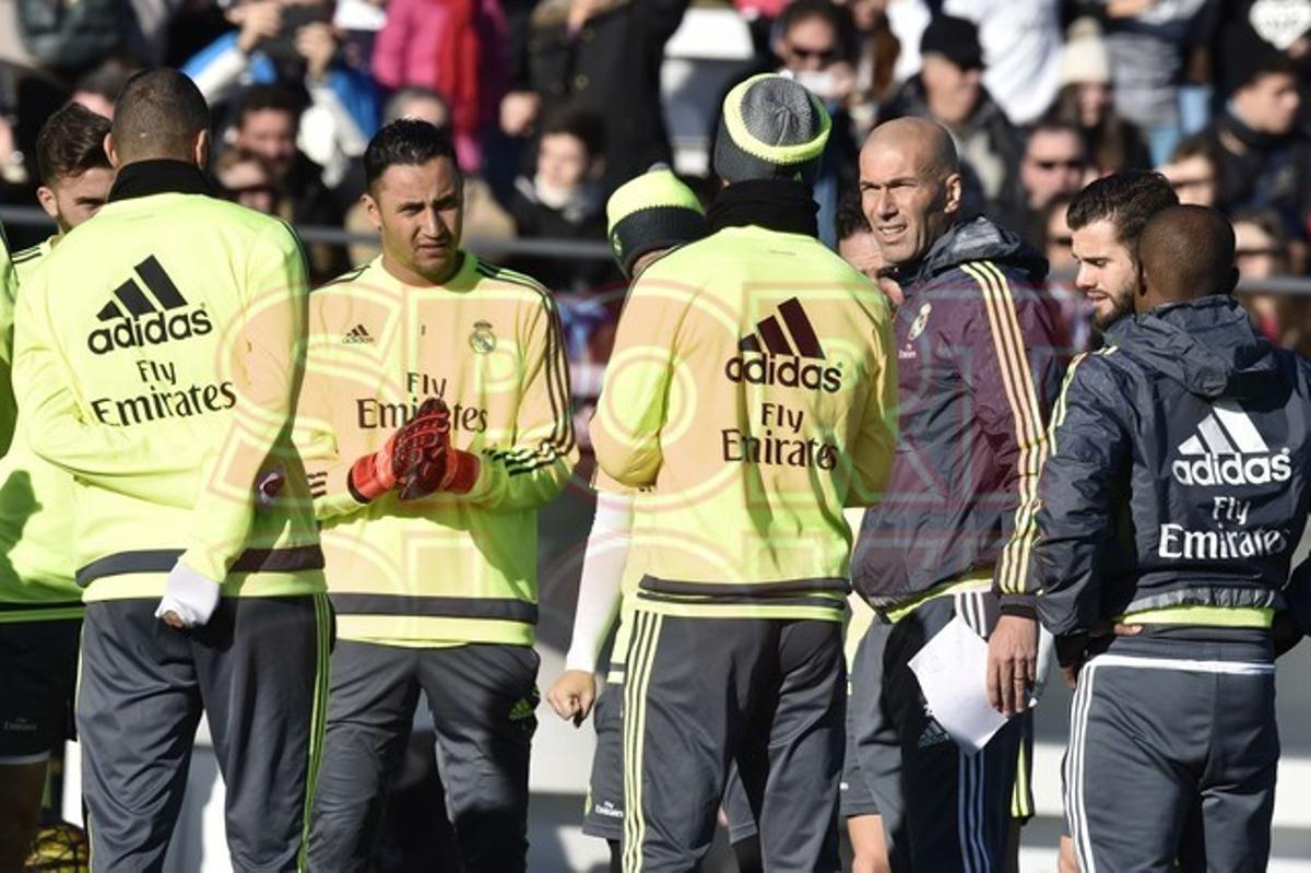 Zidane dirige su primer entrenamiento como sustituto de Benítez Zidane dirige su primer entrenamiento como sustituto de Benítez