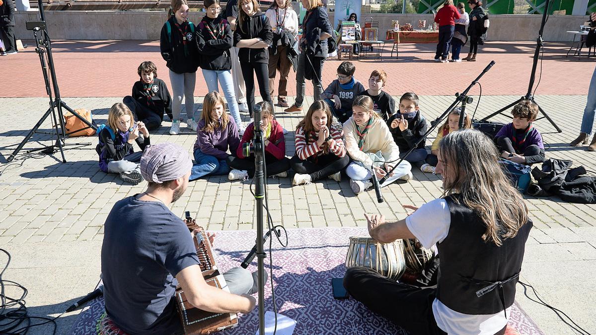 Una actuació musical seguida per adolescents en la jornada sobre medi ambient a Gandia